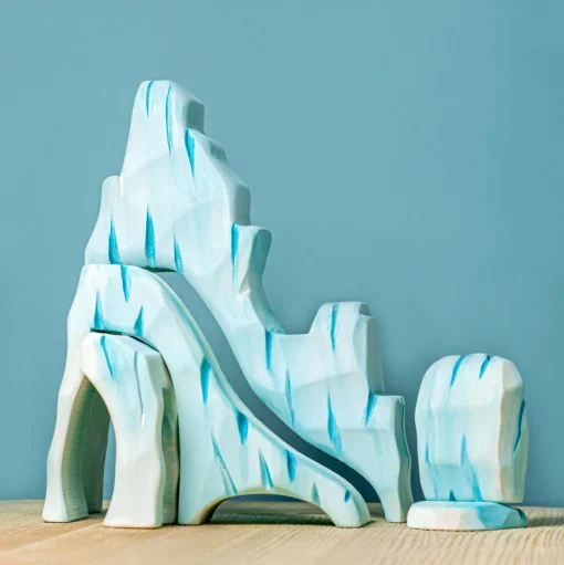 Wooden Icy Cliffs and Big Penguin Family Set